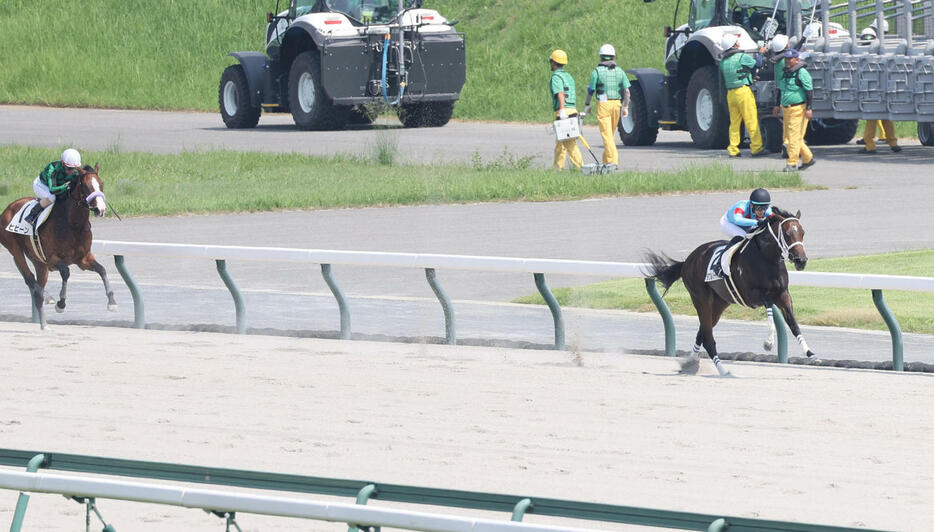 8日、中京6Rの3歳上1勝クラスを圧勝したダブルハートボンド（右）