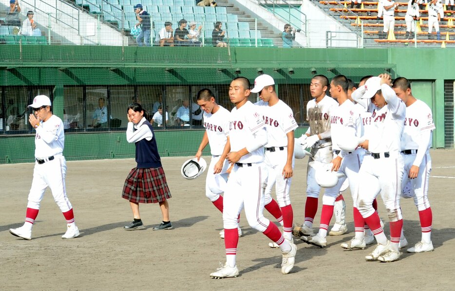 【広陵―広島工】延長戦の末、広島工に敗れて5季連続の甲子園出場が絶望的となり、肩を落とす広陵ナイン