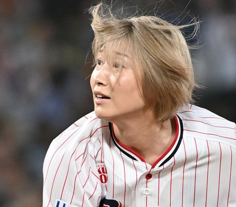 始球式にのぞんだ狩野舞子さん