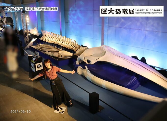 「ナガスクジラ」と記念撮影（福井県立恐竜博物館）