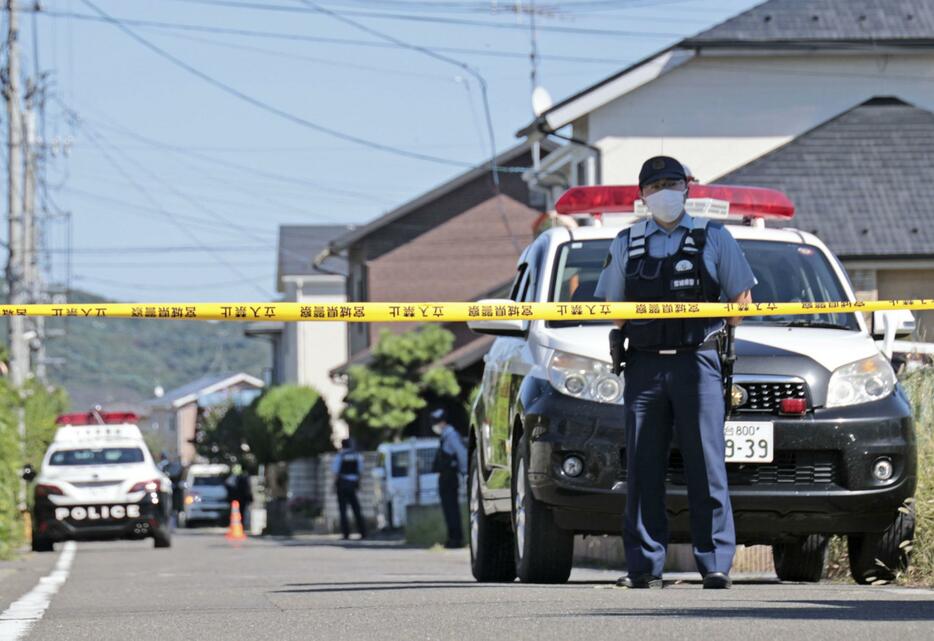 女性が刺されたアパート付近で警戒に当たる警察官＝17日午後1時26分、仙台市青葉区