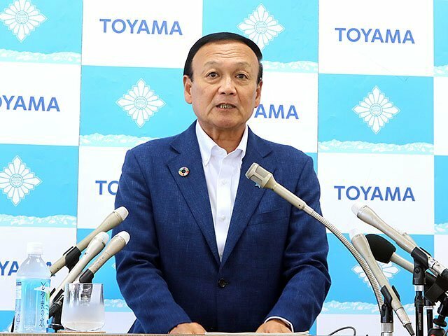 会見する藤井市長＝富山市役所