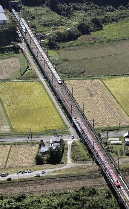 古川―仙台間で走行中に車両の連結が外れ、分離して停車した東北新幹線の「はやぶさ・こまち6号」。左上がはやぶさ、下がこまち＝19日午前11時7分、宮城県大崎市（共同通信社ヘリから）