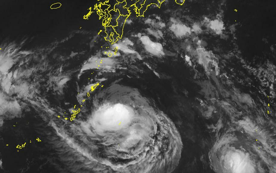 気象衛星ひまわりによる14日午前10時半現在の台風13号の画像＝気象庁提供