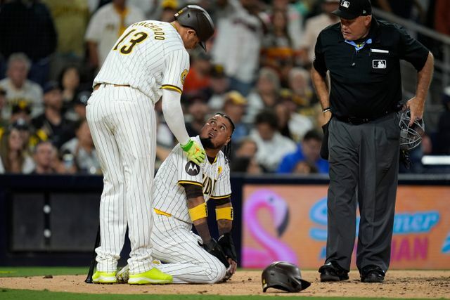 走塁で足を気にするアラエス選手(中央)【写真：AP/アフロ】