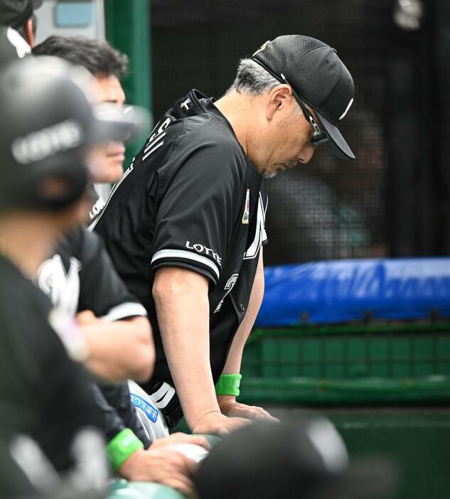 　ベンチで下を向く吉井監督（撮影・園田高夫）