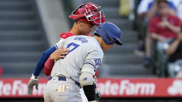 打席でオホッピー捕手と会話する大谷翔平選手（写真:AP/アフロ）