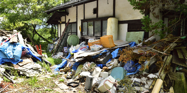 ごみに埋もれた屋敷が内包する問題は複雑だ