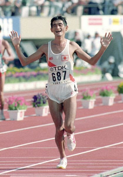 １９９１年９月、陸上世界選手権東京大会の男子マラソンで、１位でゴールする谷口浩美さん＝国立競技場