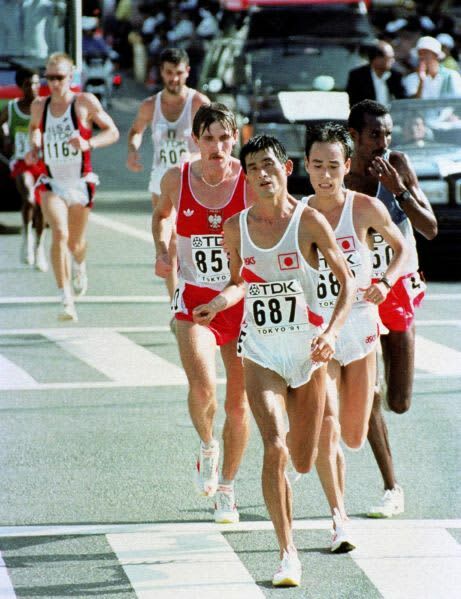 １９９１年９月、陸上世界選手権東京大会の男子マラソンの３７キロ付近でスパートする谷口浩美さん（先頭）と追いかける篠原太さん（右後ろ）ら