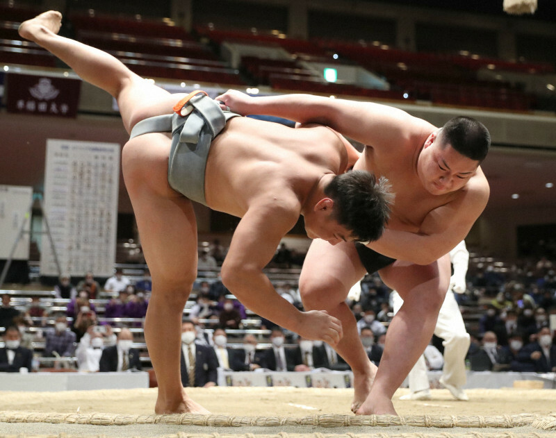 2年前の全国学生相撲選手権団体戦で、日体大のブフチョローン選手（左）を上手投げで破った日大の花岡真生選手＝東京・両国国技館で2022年11月6日、三浦研吾撮影