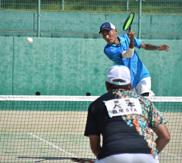 集中してプレーする選手たち