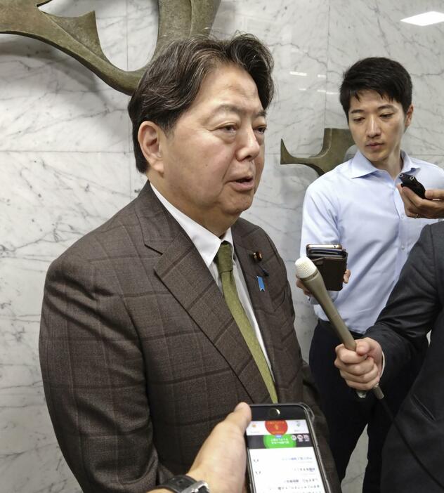 東京都内で記者団の取材に応じる林官房長官＝11日午前