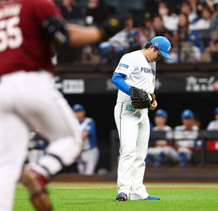 　１回、安田（左）に先制３ランを浴びる金村（撮影・中島達哉）