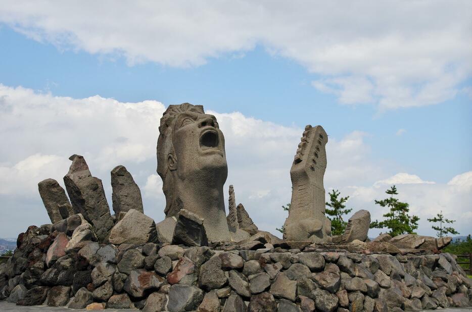 2004年に長渕剛さんが鹿児島県で開催したオールナイトコンサート跡地に作られたモニュメント「叫びの肖像」（barman / PIXTA）