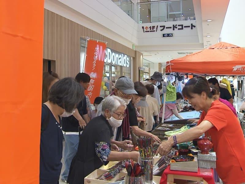 にぎわう出張「輪島朝市」＝２９日、岐阜市正木中、マーサ２１