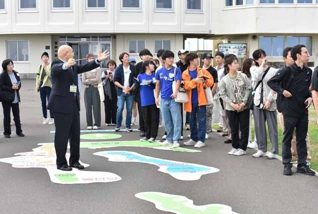 納沙布岬を訪れた全国の大学生ら（4日午前10時30分ごろ）