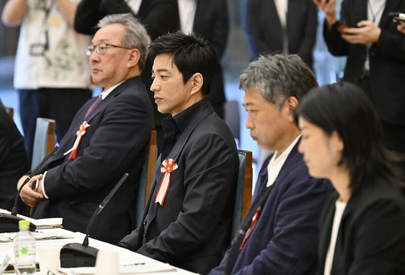 「コンテンツ産業官民協議会」に出席する（左から）遠藤龍之介さん、大沢たかおさん、是枝裕和さんら＝首相官邸で2024年9月9日午前11時2分、藤井達也撮影