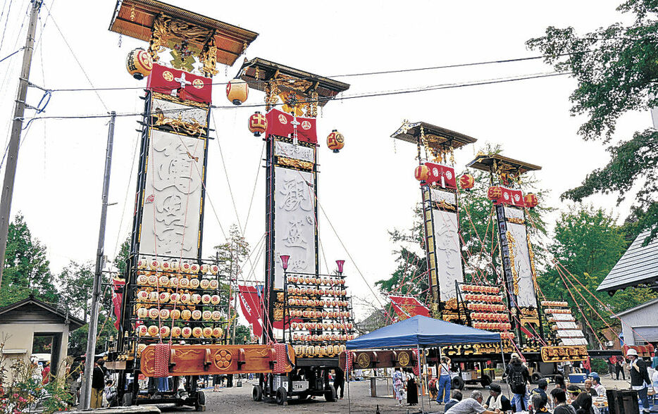 境内に並べられた「高さ日本一」のキリコ＝珠洲市三崎町寺家の須須神社