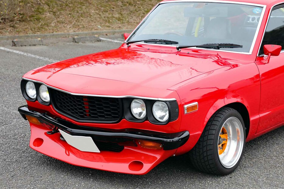 マツダ サバンナRX-3：ヘッドライトはストリートレーサー定番のマーシャルをセットする