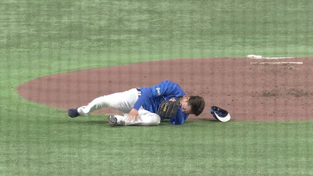 打球が左足に当たり倒れ込む石田裕太郎投手（画像:日テレジータス）