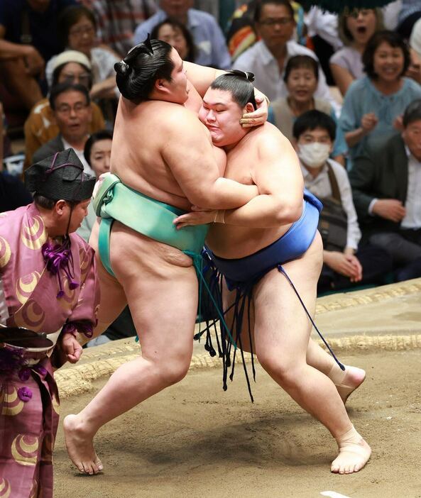 2度目の優勝に王手をかけた大の里（右、撮影・尾崎修二）