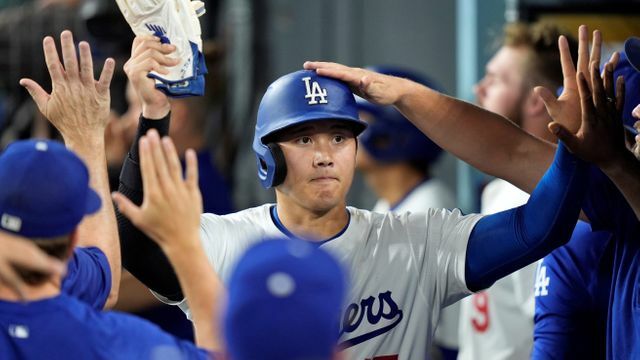 犠牲フライでホームに生還し、得点を挙げた大谷翔平選手(写真：AP/アフロ)