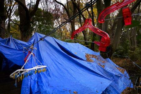 ホームレスの人が暮らすブルーシートのテント。外苑地域では東京五輪を機に明治公園が解体され、路上生活者が排除された（写真：共同通信社）