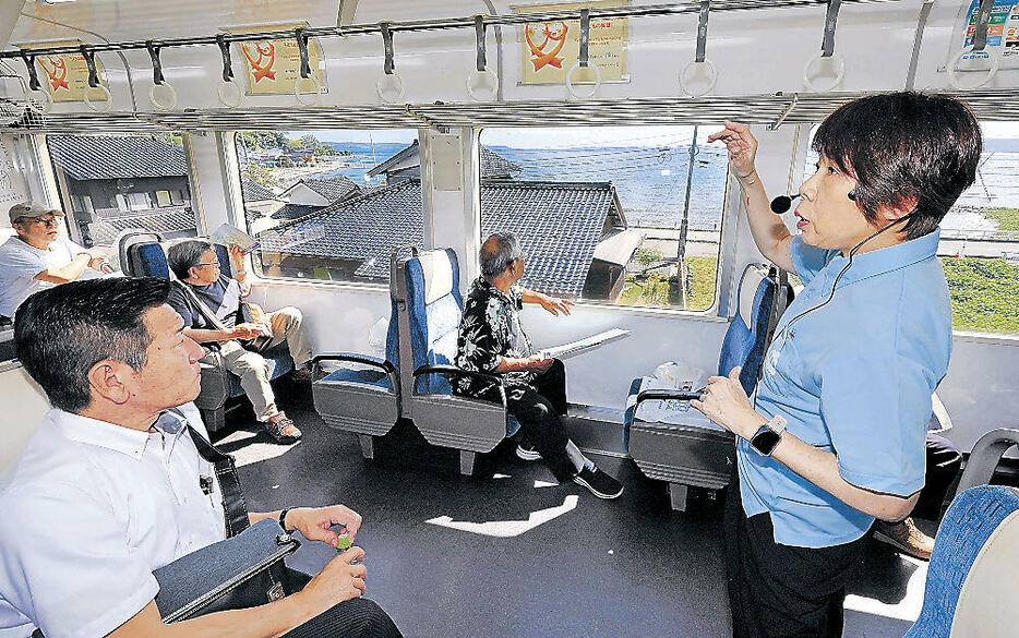 能登半島地震について話す語り部の宮下さん=穴水町内