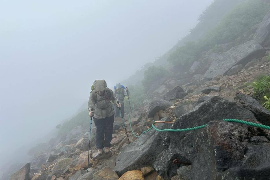 霧に霞んだ悪天候のなかの登山