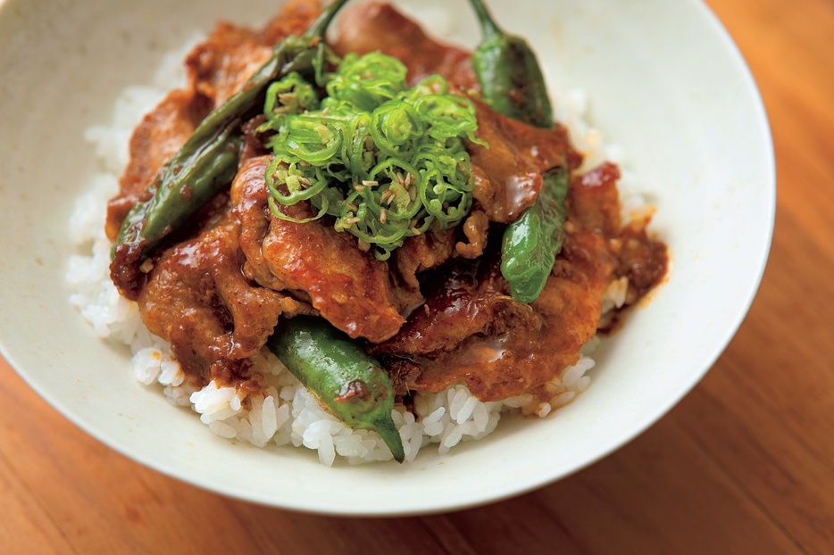 定番のしょうが焼きにバターとカレー粉で風味をプラス「豚肉としし唐のカレーしょうが焼き丼」【手間なし！スタミナ丼】