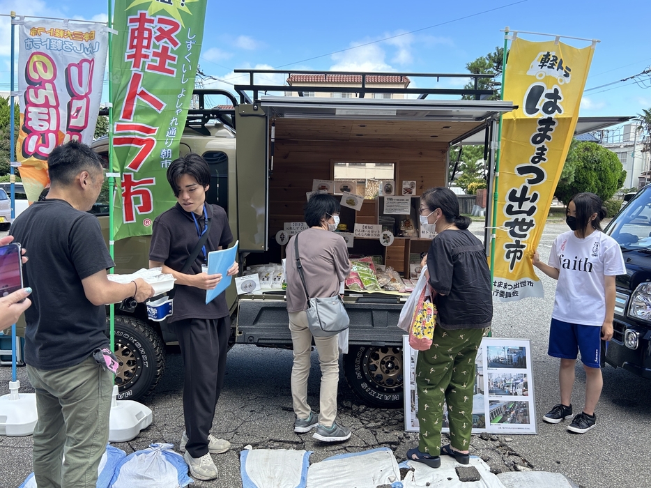 輪島高校で開かれた軽トラ市。アスファルトがひび割れ、応急措置がされている（提供）