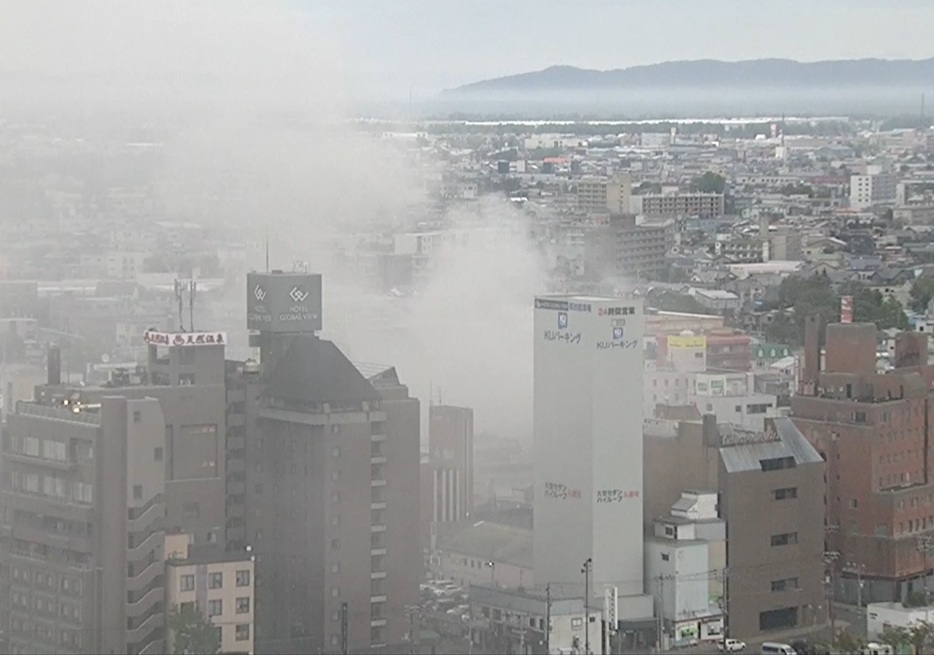 市街地に立ち込める煙