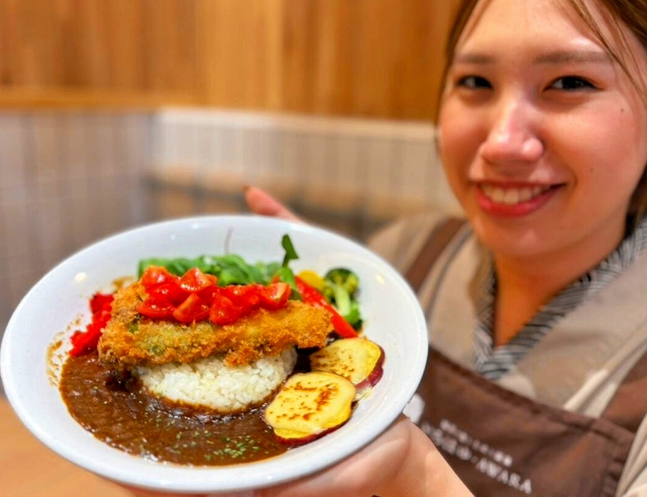 提供が始まった勝負めしの一つ、「熟成鯖勝つカレー」＝9月27日、福井県あわら市のいろはゆAWARA