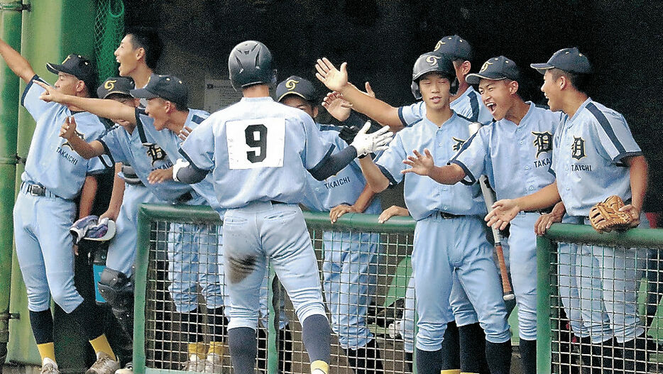 先制して喜ぶ高岡一ベンチ＝黒部市宮野運動公園野球場