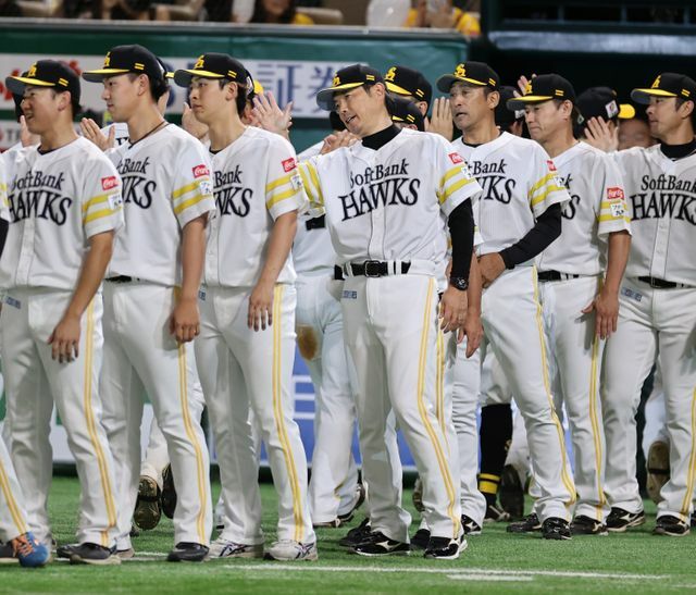 楽天に勝利し、選手を迎えるソフトバンクの小久保裕紀監督(写真：時事)