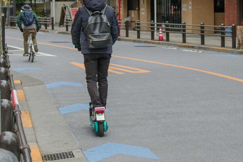 イヤホンによって周囲の音が聴こえづらい状態にあることは、この安全運転の義務に違反するとされる可能性が。都道府県によっては、明確に違反としているところもある