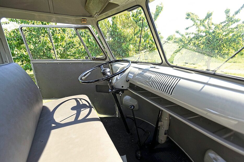 インテリアは1960年4月に納車されたときのままで、シートは傷や擦り傷もなくしっかりしている。