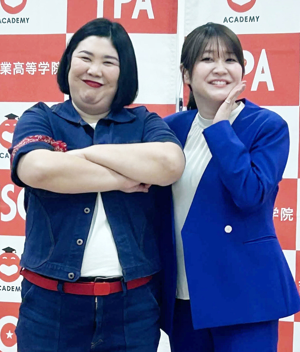 紅しょうがの熊元プロレス（左）と稲田美紀（23年12月撮影）