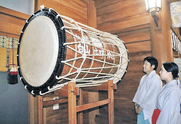 17日の演奏に向けて修復された桶胴太鼓=白山市の白山比咩神社