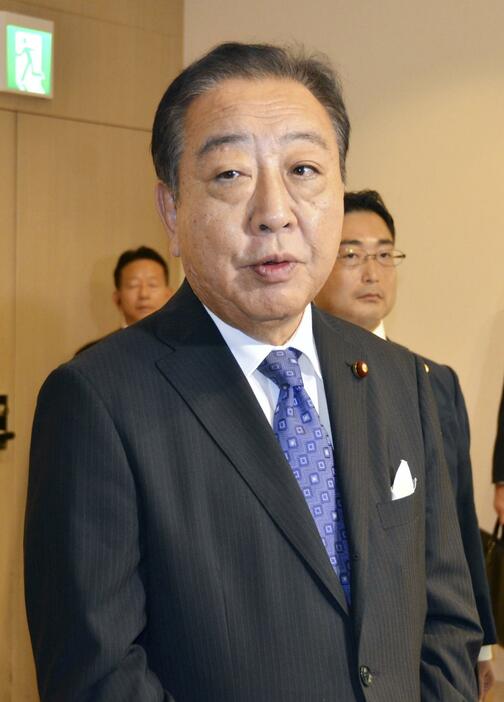 記者団の取材に応じる立憲民主党の野田代表＝28日午前、神奈川県海老名市