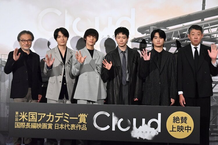 「Cloud クラウド」公開記念舞台挨拶の様子。左から黒沢清、岡山天音、窪田正孝、菅田将暉、奥平大兼、荒川良々。