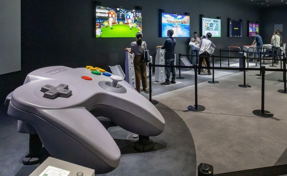 歴代ゲーム機の巨大コントローラーが並ぶ「ビッグコントローラー」