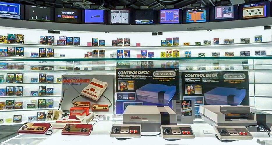 ゲーム機ごとの展示。上部に置かれた画面の前に立つとゲーム音楽も楽しめる © Nintendo