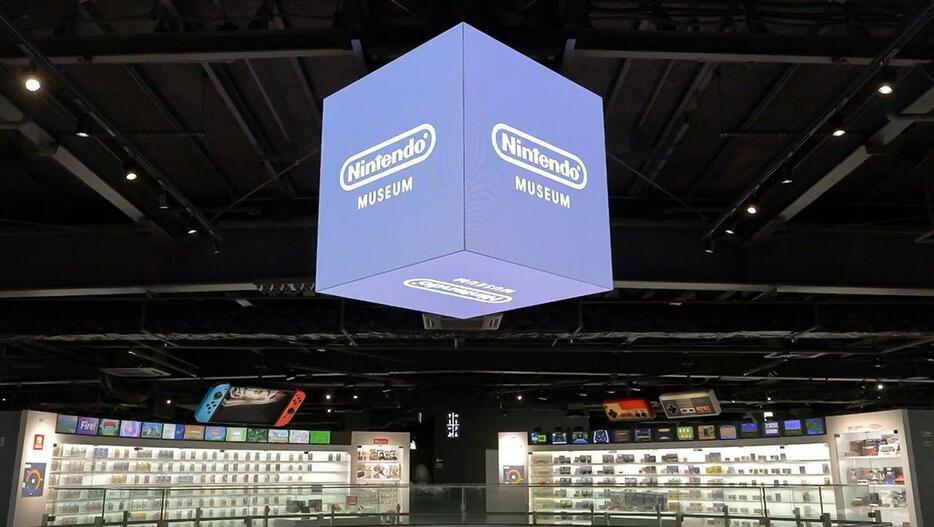 2階の展示フロア。ゲーム機ごとにソフトが並んでいる © Nintendo