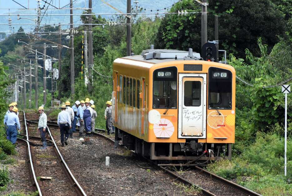 脱線した肥薩おれんじ鉄道の列車＝２４日午後１時１０分ごろ、出水市野田町下名