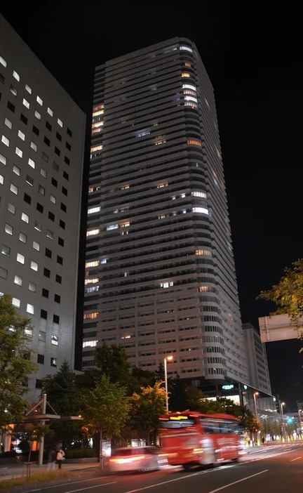 札幌市北区で昨年末に完成したタワーマンション。夜でも部屋の明かりはまばらだ