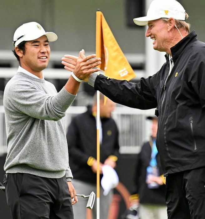 松山英樹、大ベテランのアーニー・エルスとがっちり握手【写真：米国男子ツアー日本版の公式Instagram（@pgatour_japan）より】