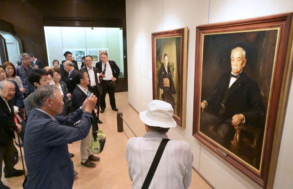 松方正義の肖像画に見入る来場者＝２６日、鹿児島市の黎明館