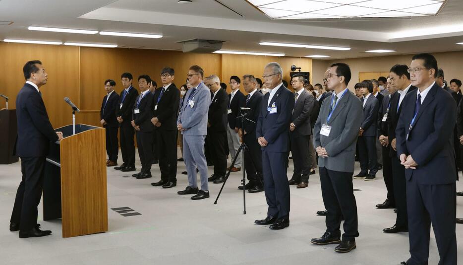 臨界事故から25年を迎え職員に訓話する茨城県東海村の山田修村長（左端）＝30日午前、東海村役場